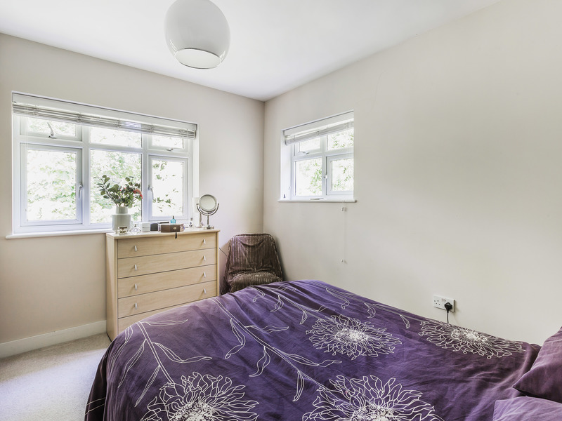 2 Bed Apartment To Rent in Redhill